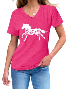 Dettaglio macro della t-shirt rosa con scollo a V, stampa floreale a cavallo e tessuto