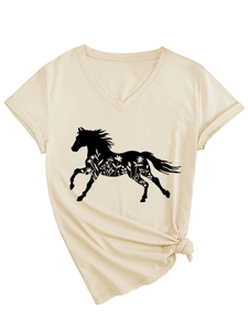 Dettaglio della maglietta beige con scollo a V e silhouette di cavallo nero con fiori
