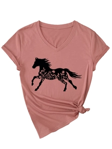 Dettaglio della t-shirt rosa con scollo a V, stampa a cavallo e nodo decorativo sull'orlo