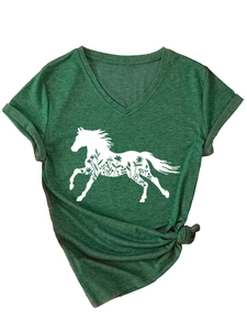 Dettaglio di una t-shirt con scollo a V, stampa floreale di cavallo e nodo laterale