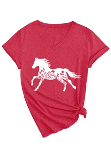 Dettaglio della t-shirt rossa con scollo a V, silhouette di cavallo fiorita e nodo