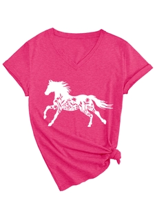 Dettaglio della maglietta rosa rossa con scollo a V, stampa floreale di cavallo e nodo