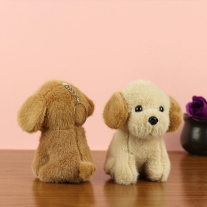 Vue détaillée de porte-clés caniche en peluche marron et beige avec anneaux en argent