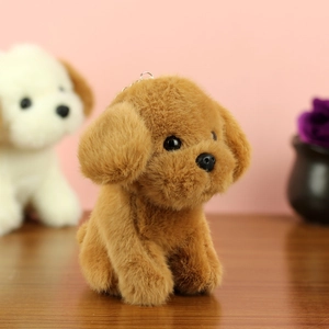 Détail macro d'un porte-clés en peluche chiot brun doux avec anneau en métal et fourrure