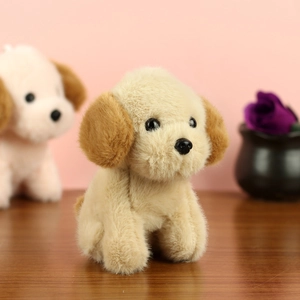 Détail d'un porte-clés chien en peluche avec fourrure douce et oreilles tombantes
