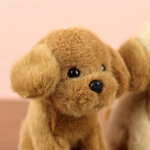 Gros plan sur la texture pelucheuse marron et le visage mignon du pendentif chien