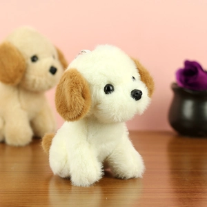 Détail d'un porte-clés peluche chiot en fourrure douce bicolore avec attache blanche