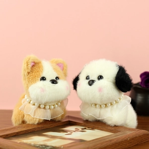 Gros plan de chiots schnauzers en peluche avec colliers de perles et jupes en dentelle