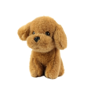Porte-clés chien en peluche marron avec fourrure bouclée, pose assise sur fond blanc