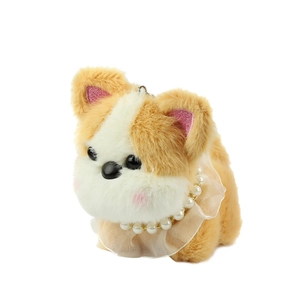 Porte-clés chien Schnauzer en peluche avec collier de perles et dentelle sur fond blanc