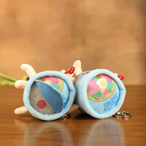 Close-up of soft plush cup noodle keychains featuring seafood embroidery and metal clasp