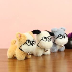 Trois adorables chiens en peluche avec lunettes et colliers à clochettes sur bois