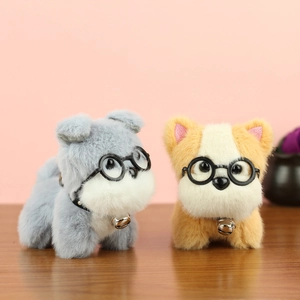 Gros plan d'adorables chiens en peluche avec lunettes rondes et grelots sur bois