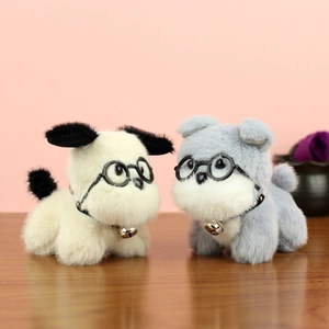 Détails de porte-clés chien en peluche avec lunettes rondes et collier à clochette
