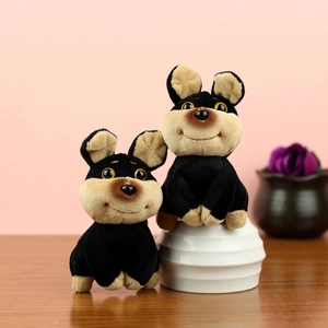Détail de porte-clés peluche chiot abeille avec texture douce et visage brodé