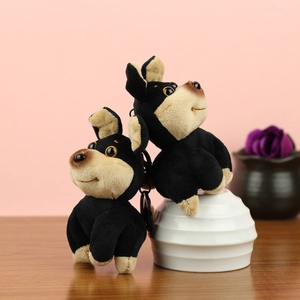 Porte-clés chien en peluche mignon avec fourrure brune sur un fond rose pastel