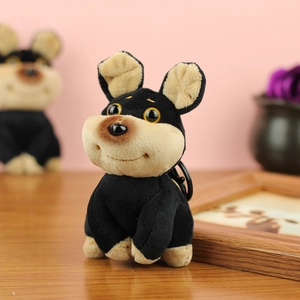 Gros plan d'un porte-clés chien en peluche avec un crochet noir sur une table en bois