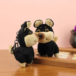 Détail de deux porte-clés chien en peluche avec texture douce et anneaux en métal