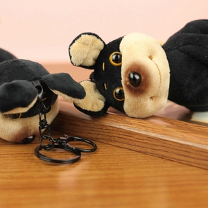 Gros plan d'un porte-clés chien en peluche avec fourrure marron et mousqueton en métal noir