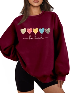 Détail du sweat-shirt bordeaux surdimensionné avec motifs de cœurs et imprimé Be Kind