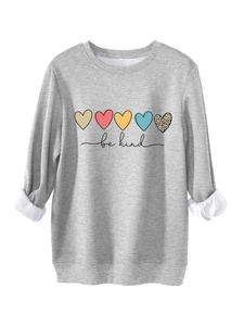 Détail du sweat gris avec motifs coeurs be kind et revers en polaire douce aux poignets