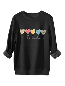 Détail de la doublure polaire et de l'imprimé cœur sur un sweat à manches longues noir