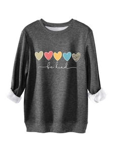 Vue détaillée de la doublure en polaire blanche sur un sweat gris foncé motif cœurs