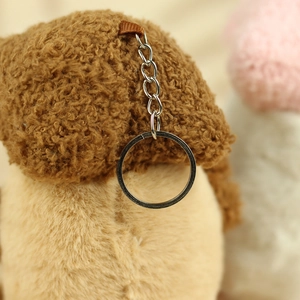 Detailopname van de metalen sleutelring en zachte pluche textuur van deze schattige hanger