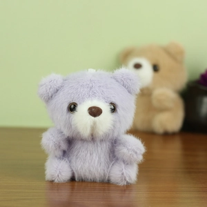 Gros plan du pendentif ours en peluche violet clair montrant la texture douce et duveteuse