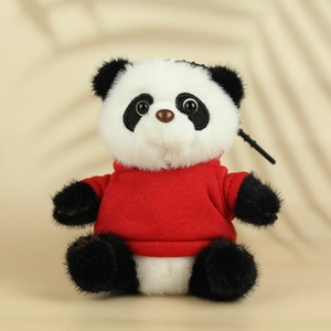 Peluche panda mignonne avec sweat à capuche rouge sur fond naturel doux