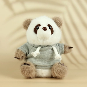 Gros plan d'une peluche panda en sweat à capuche gris avec texture de fourrure douce