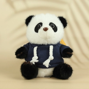 Détail d'un panda en peluche portant un sweat à capuche bleu marine et cordon blanc
