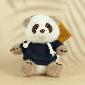 Détail d'une peluche panda avec un sweat à capuche bleu marine et un cordon blanc doux