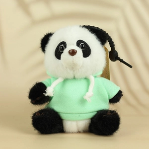Détail de porte-clés panda en peluche avec un sweat à capuche en tricot vert menthe doux