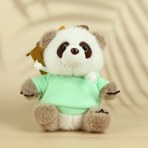 Détail d'une peluche panda en sweat à capuche vert menthe avec texture de fourrure douce