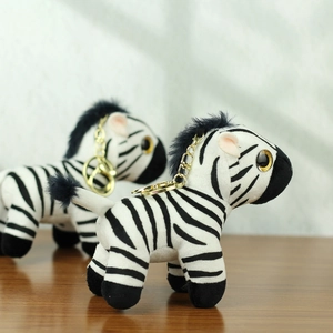 Details vom Zebra Plüsch-Anhänger mit schwarz-weißen Streifen und goldenem Schlüsselanhänger