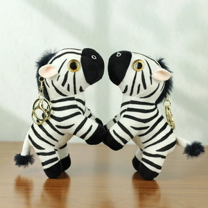 Nahaufnahme von Zebra-Plüsch-Anhängern mit goldenen Schlüsselanhängern