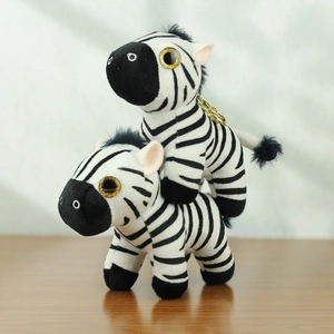 Detailansicht süßer Zebra-Plüsch-Schlüsselanhänger mit schwarz-weißen Streifen