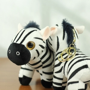 Nahaufnahme von Zebra-Plüschanhänger mit schwarz-weißen Streifen und Glitzeraugen