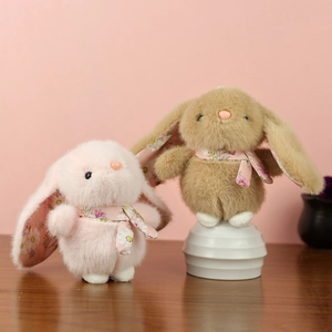 Süße Plüsch-Hasenanhänger mit geblümtem Schal und langen Ohren in Rosa und Braun