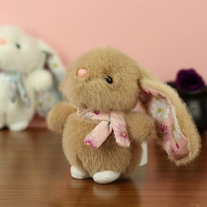 Nahaufnahme der flauschigen braunen Plüschhasen-Figur mit rosa Blumenband und Ohren