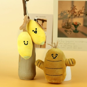 Nahaufnahme von Plüsch-Bananen- und Ingwer-Anhängern mit weicher Textur und Gesichtern