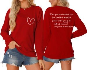 Détails du sweat-shirt rouge avec message Dear Person Behind Me imprimé dans le dos