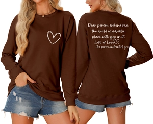 Détail du sweat marron café avec imprimé cœur et texte inspirant au dos du vêtement