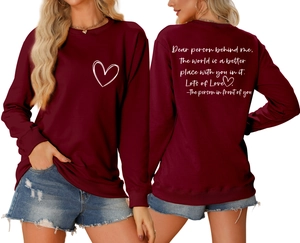 Détail d'un sweat bordeaux à col rond avec motif cœur et citation au dos pour femme