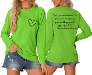 Détail d'un sweat à col rond vert fluo avec imprimé cœur et texte motivant au dos