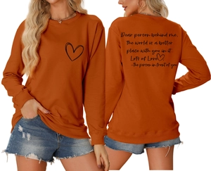 Vue détaillée avant et arrière du sweat-shirt orange à col rond avec motif cœur et texte