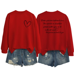 Vue détaillée du dos d'un sweat rouge avec texte imprimé et short en jean déchiré