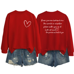 Vue détaillée du sweat rouge à col rond avec motif cœur et citation au dos