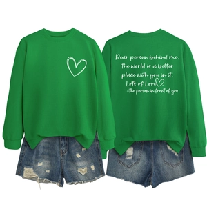 Détail du dos du sweat à col rond vert avec citation imprimée en blanc